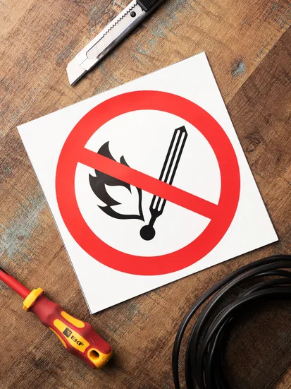 Знак наклейка Р02 "Запрещается пользоваться открытым огнем и курить" (200х200) ГОСТ 12.4.026-2015 EKF PROxima