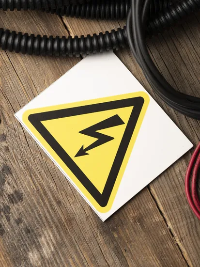 Знак пластик "Опасность поражения электрическим током" (Молния) (150х150) EKF