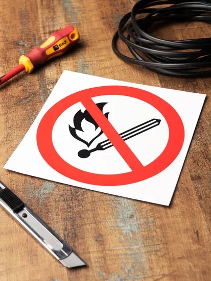 Знак наклейка Р02 "Запрещается пользоваться открытым огнем и курить" (200х200) ГОСТ 12.4.026-2015 EKF PROxima
