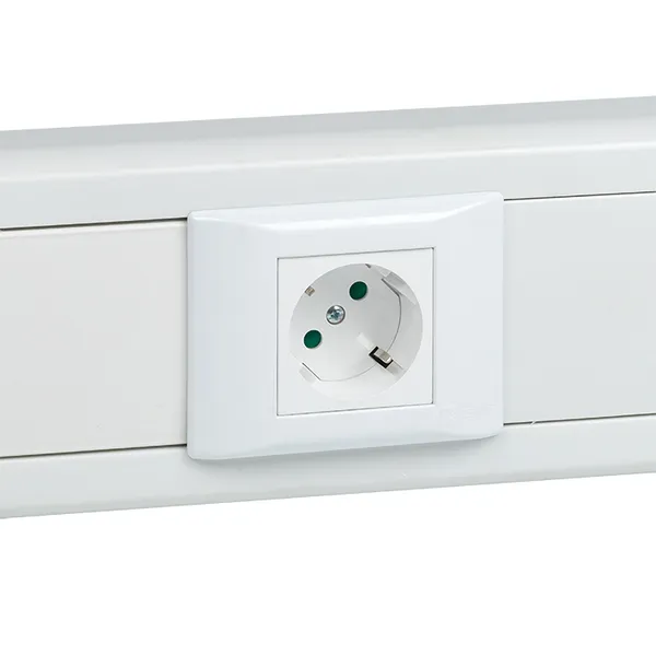 Розетка 45х45 PRO с заземлением, с защ. шторками, 45 градусов, белая EKF